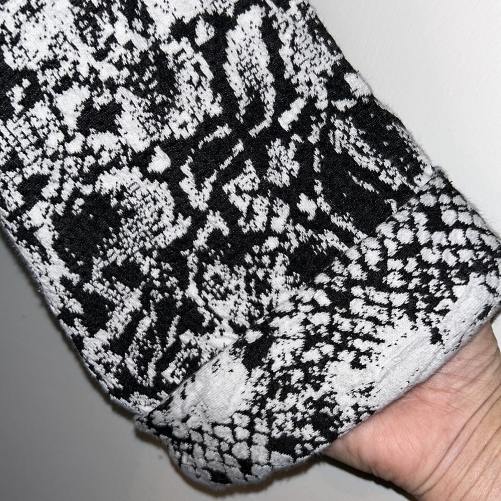 Cotton Innovation Black/White Python 🐍 Print Top Size Small - Picture 3 of 6